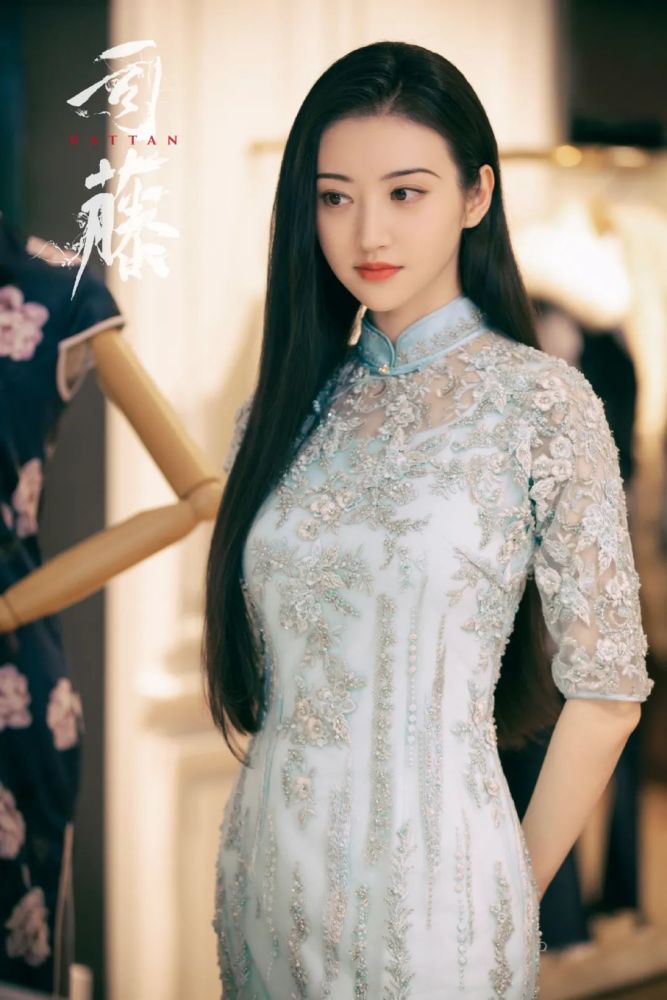 光辉娱乐官方网址让倪妮、宋轶火上热搜的旗袍造型，她HOLD住了吗？！